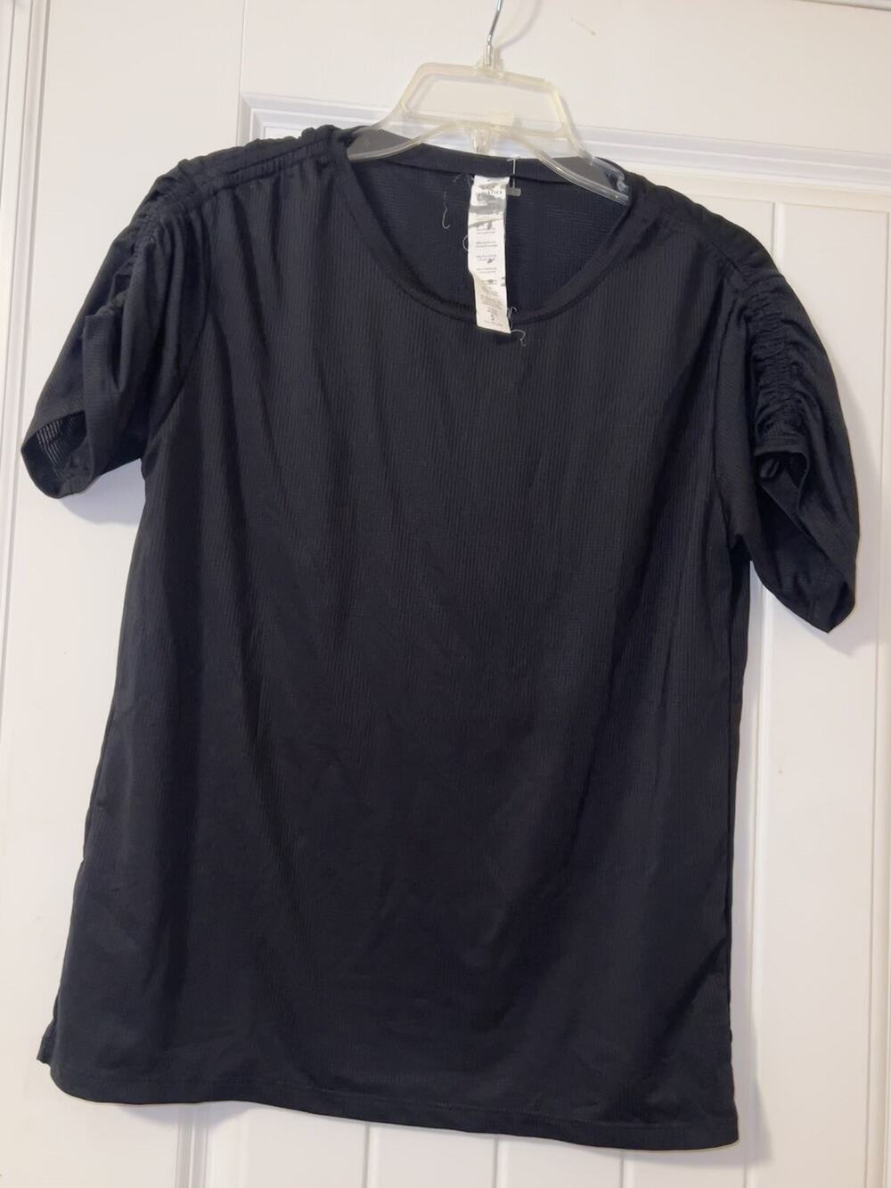 Fabletics women’s black short sleeved cinched sleeves athletic top t-shirt Small